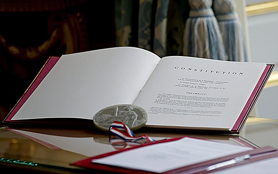 D’un régime présidentiel de fait à la dictature … Ou le piège de la Vème République